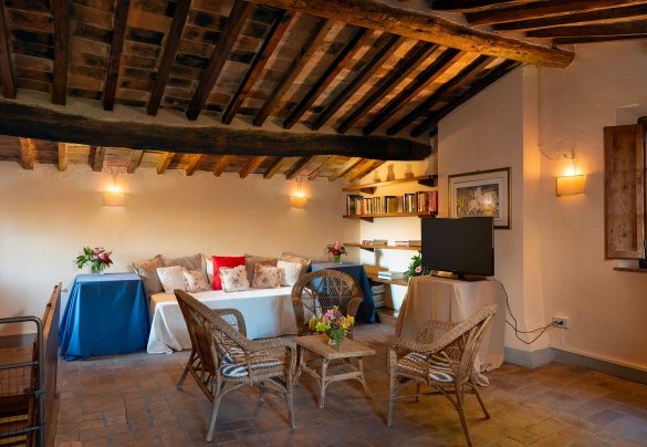 Salotto in mansarda con smart tv - Villa del Poggio D'Oro