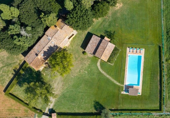 Vista aerea della proprietà inserita nella Tenuta di Camugliano - Villa del Poggio D'Oro