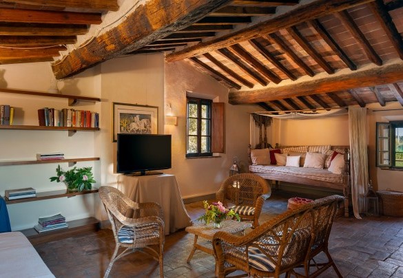 Salotto in mansarda con smart tv - Villa del Poggio D'Oro
