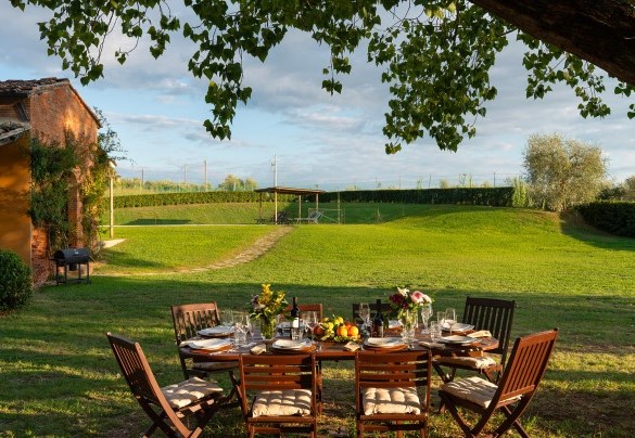 Il parco si estende per circa 3.000 mq ed è recintato - Villa del Poggio D'Oro