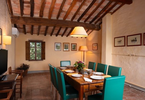 La sala da pranzo accanto alla cucina - Villa del Poggio D'Oro