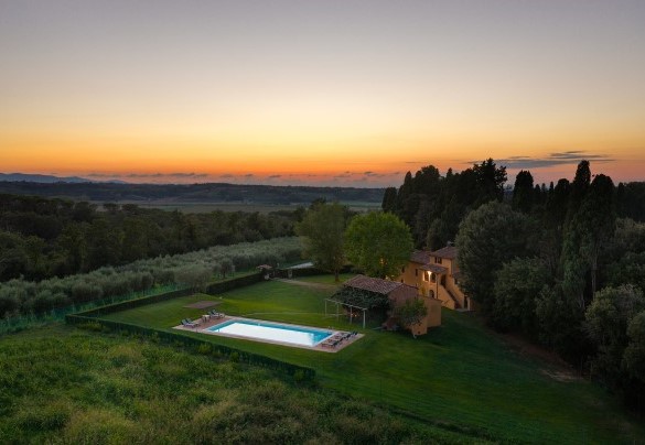 Il parco pianeggiante attorno alla piscina - Villa del Poggio D'Oro