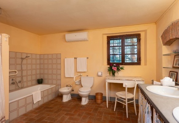 Bagno con vasca e doccia n.3 al piano terra - Villa del Poggio D'Oro