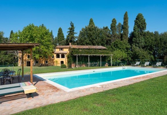 La grande piscina rettangolare misura 15 x 7 m - Villa del Poggio D'Oro