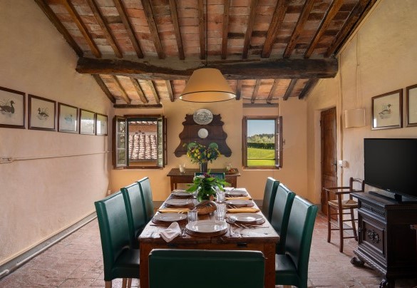 La sala da pranzo accanto alla cucina - Villa del Poggio D'Oro