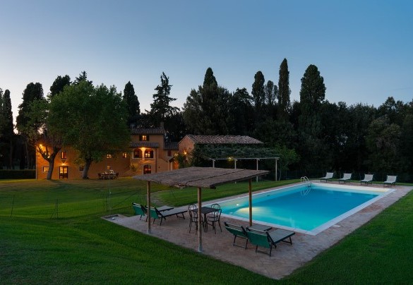 La piscina al tramonto - Villa del Poggio D'Oro