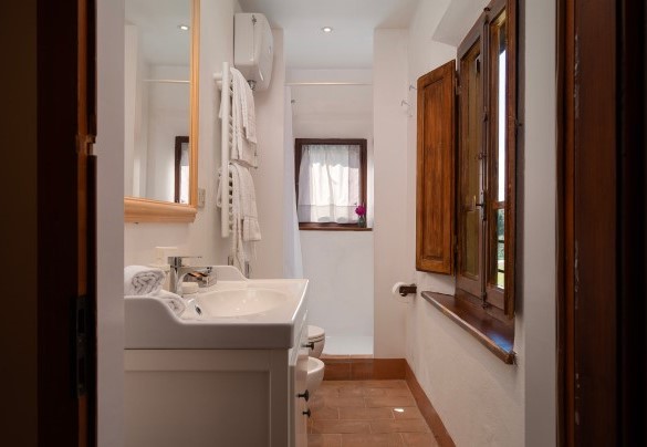 Bagno con doccia n.2 al primo piano - Villa del Poggio D'Oro