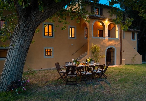Il casale illuminato nella sera - Villa del Poggio D'Oro