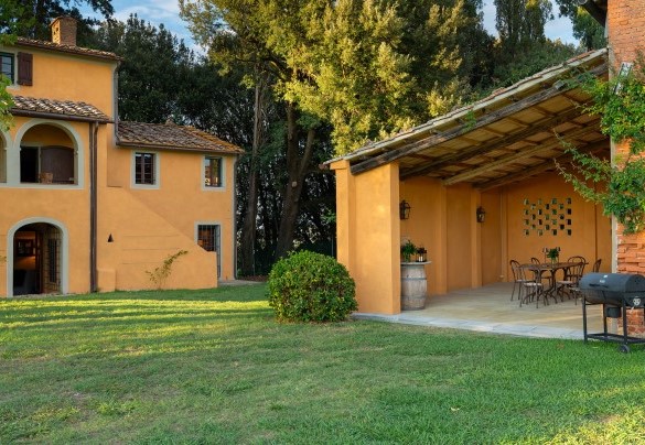 Il casale toscano dalle inconfondibili facciate color ocra - Villa del Poggio D'Oro