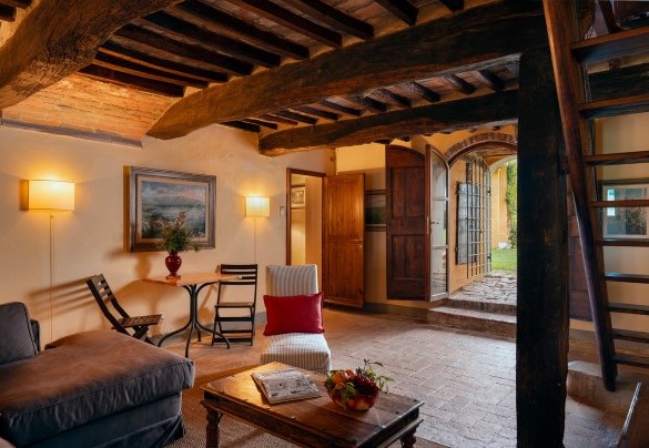 Salotto al piano terra con accesso diretto al giardino - Villa del Poggio D'Oro