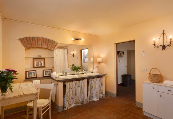 Bagno con vasca e doccia n.3 al piano terra - Villa del Poggio D'Oro