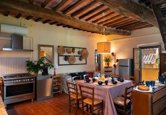 Cucina rustica al primo piano - Villa del Poggio D'Oro