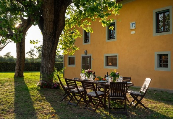 La zona pranzo esterna ombreggiata dalla vegetazione - Villa del Poggio D'Oro