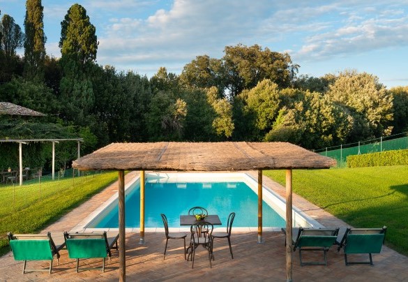 Il solarium con lettini ombreggiato dalla pergola - Villa del Poggio D'Oro