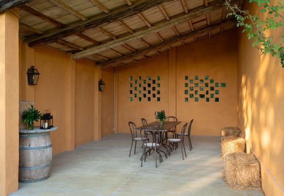 La loggia coperta e attrezzata con tavolo da pranzo - Villa del Poggio D'Oro