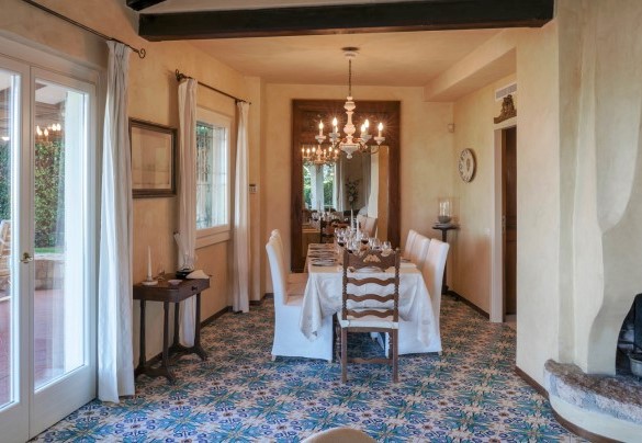The elegant internal dining area - Villa del Prato