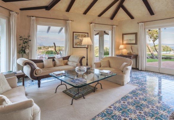 The large windows in the living area offer a beautiful view of the outdoor spaces and the surrounding panorama – Villa del Prato