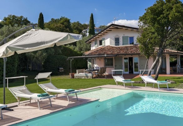The architectural structure of the villa blends harmoniously with the surrounding landscape – Villa del Prato