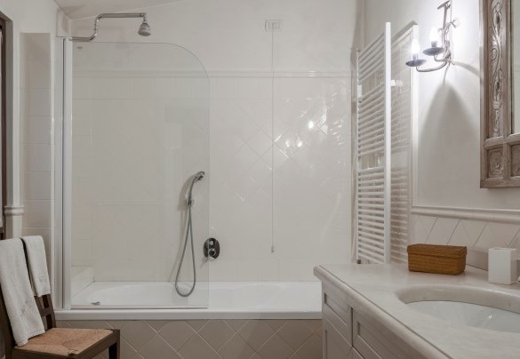 Bathroom n.2 with tub on the ground floor – Villa del Prato
