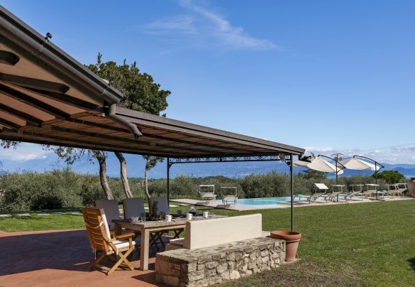 The covered outdoor patio equipped with table and seats for your outdoor breakfasts – Villa del Prato