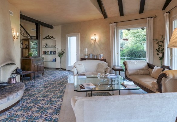 The large and elegant living area with its ornamental fireplace – Villa del Prato