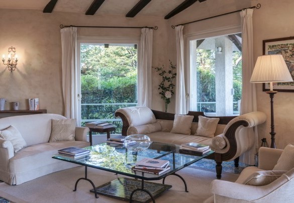 The classic and elegant style of the living area combines with the color of the ancient majolica tiles handmade - Villa del Prato