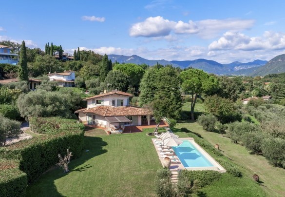  The swimming pool with its solarium from which you can best enjoy the view of the lake - Villa del Prato