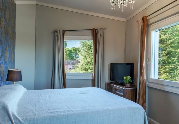 The double roomn.4  on the first floor is large in size and enjoys an enchanting view of the lake below - Villa del Prato