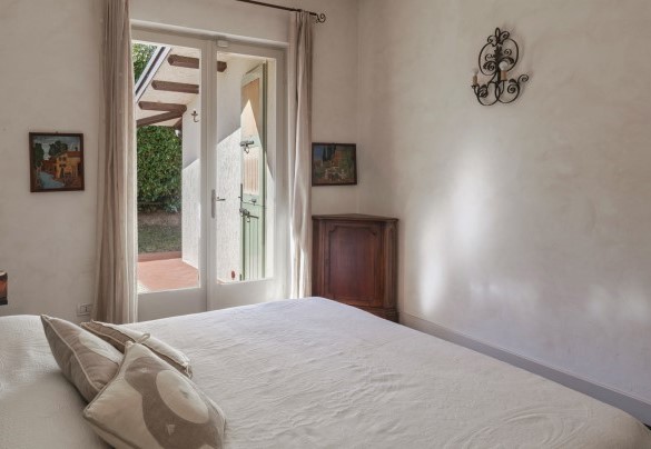 The double bedroom n.1 on the ground floor has direct access to the outdoor spaces - Villa del Prato