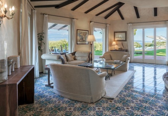 The ancient handmade majolica blends elegantly with the classic furnishings of the living area – Villa del Prato