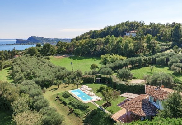 The well-kept garden that embraces and surrounds the swimming pool – Villa del Prato