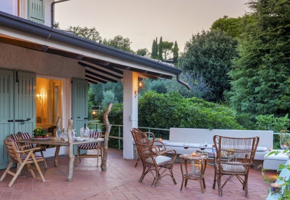 The suggestive corner of the patio where you can enjoy a glass of wine while admiring the view – Villa del Prato