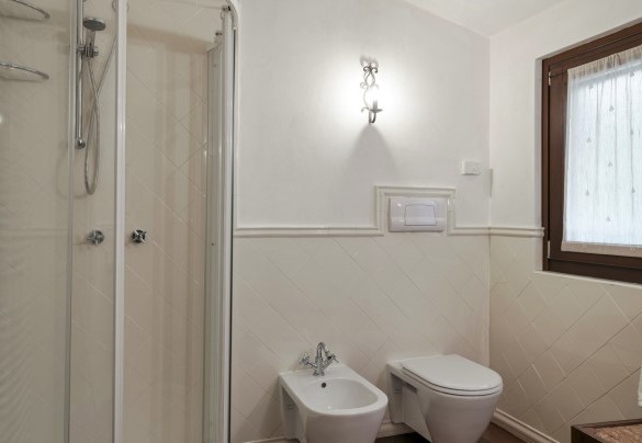  The bathroom n.1 with shower on the ground floor – Villa del Prato