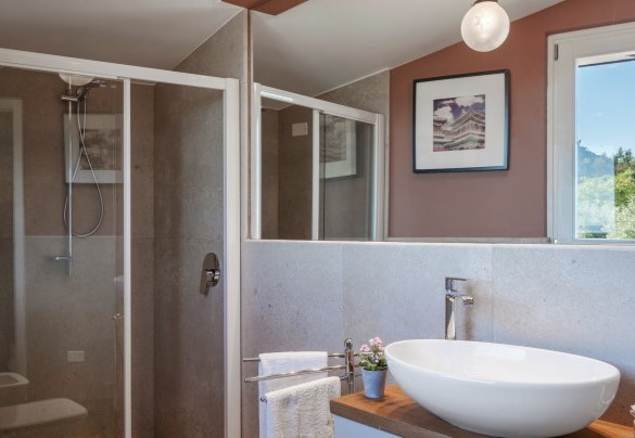 The bathroom n.3 with shower and lake view on the first floor - Villa del Prato