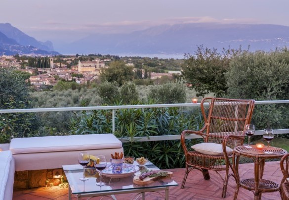  A corner of the patio is furnished with a table and seats for you to enjoy moments of relaxation outdoors - Villa del Prato