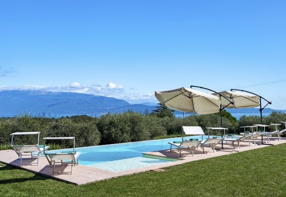  The elevated position of the villa with its swimming pool offers a 360° view of the panorama surrounding – Villa del Prato