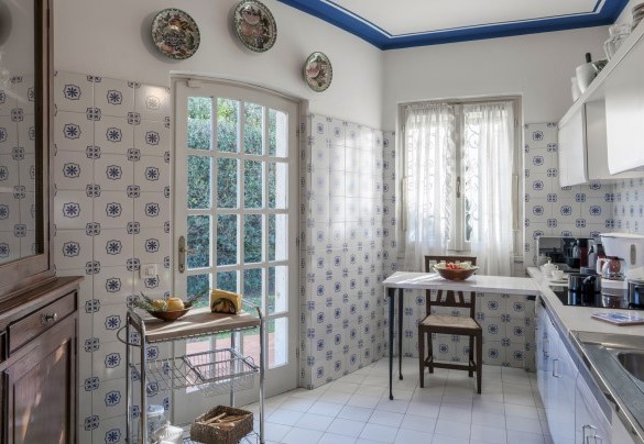 A corner of the kitchen overlooking and exiting the outdoor spaces – Villa del Prato
