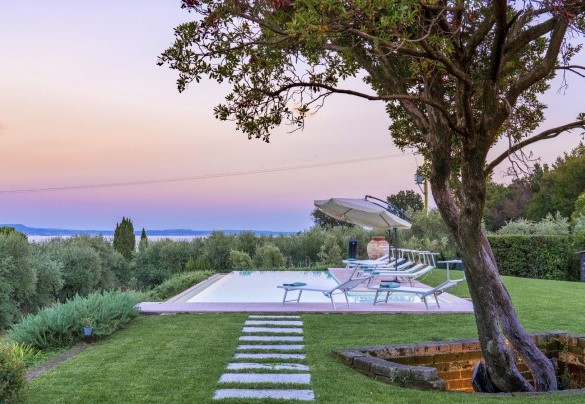  The very well-kept garden hosts in its most panoramic part the swimming pool and solarium - Villa del Prato