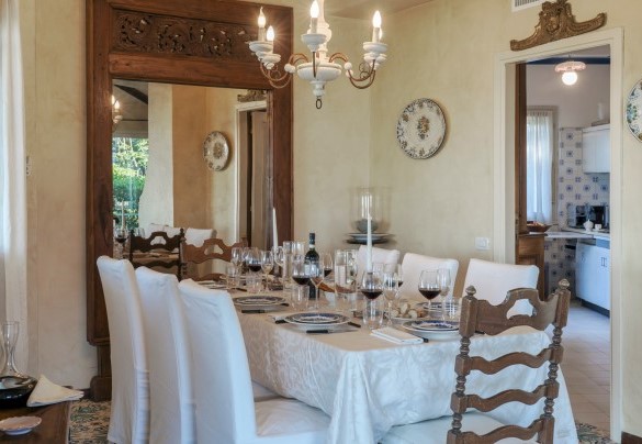The internal dining area in front of the kitchen and living area – Villa del Prato