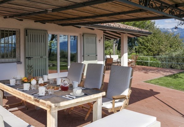 The covered outdoor patio equipped with table and seats for your outdoor breakfasts – Villa del Prato