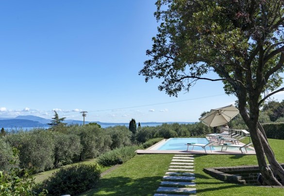 An enchanting corner of the garden that houses the swimming pool and solarium – Villa del Prato
