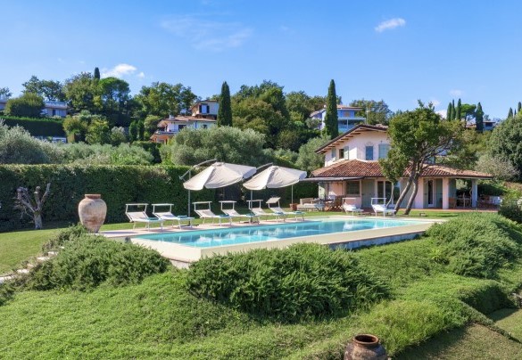 The swimming pool with its solarium occupies the most panoramic position of the entire property - Villa del Prato