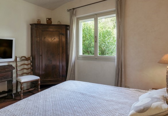 The classic style furnishings of the double bedroom on the ground floor - Villa del Prato
