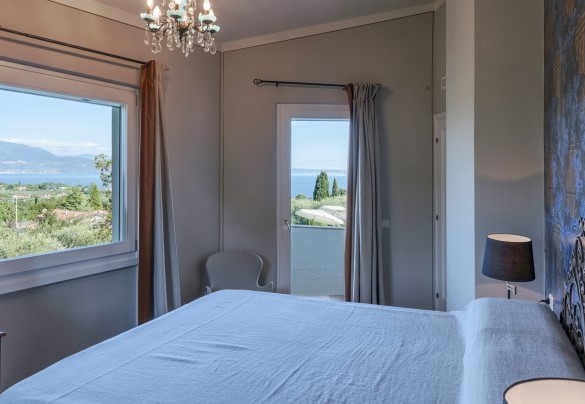  The double bedroom n.4 on the first floor with lake view - Villa del Prato