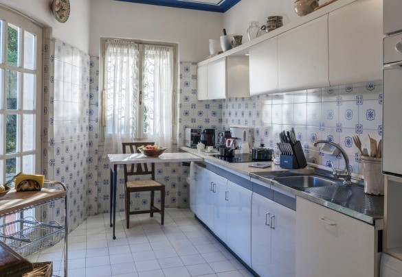 The kitchen with simple but functional furnishings is well equipped and equipped with everything necessary – Villa del Prato