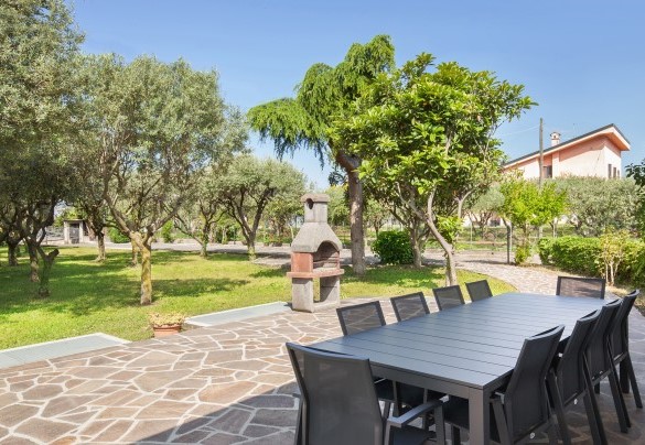 Outdoor table and BBQ - Villa delle Coste