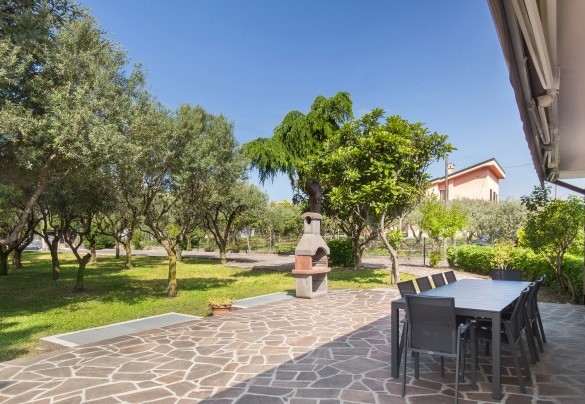Outdoor table and BBQ - Villa delle Coste