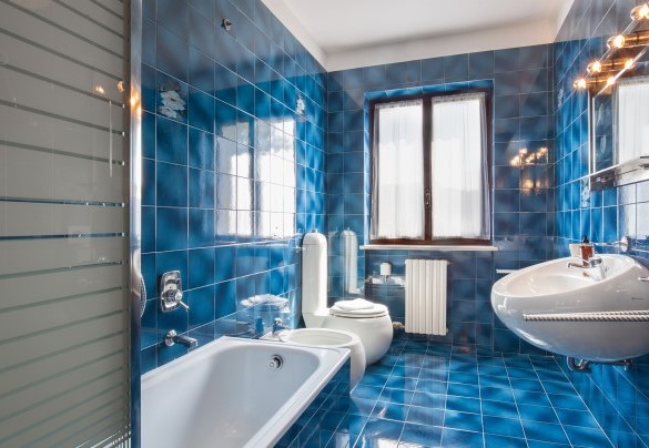 Bathroom with tub used as shower on the 1st floor - Villa delle Coste