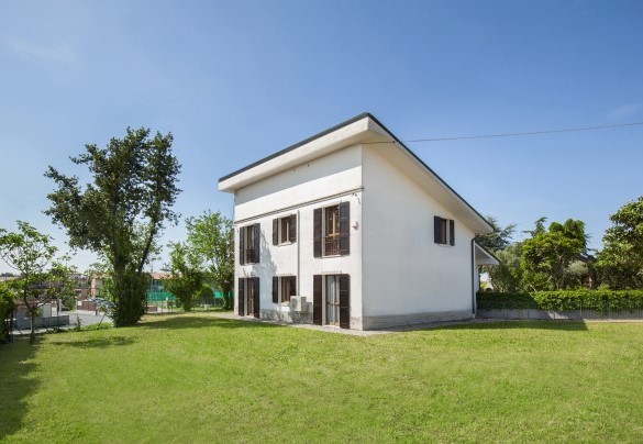 The back of the Villa surrounded by the garden - Villa delle Coste