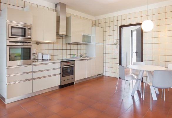 On the left side of the open space we find the linear and functional kitchen - Villa delle Coste